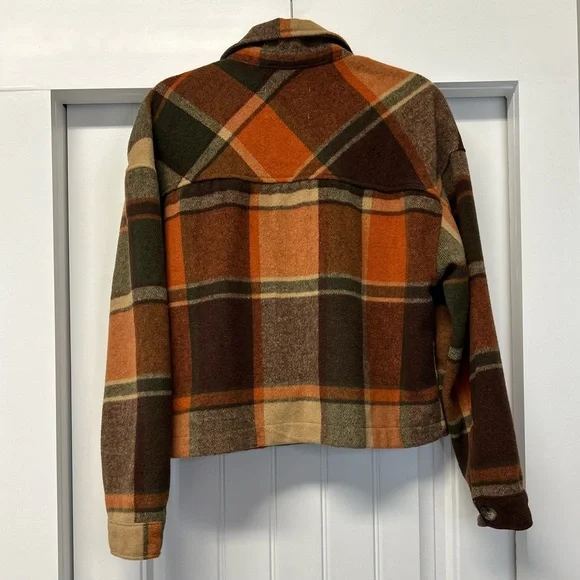 Ashley Outerwear Woman’s Cropped Shacket Brown Orange Plaid Chore Pockets Size L - Picture 3 of 8